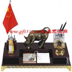 金牛紅木臺(tái)歷定制 物載德厚紅木臺(tái)歷定做